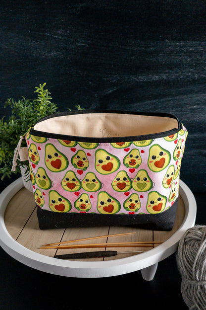 Detailaufnahme des süßen Avocado-Prints auf rosa Baumwollstoff – ein Hingucker für Handarbeitsfans.