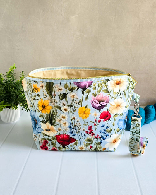 Handgenähte Projekttasche mit Blumenmuster aus Baumwolle