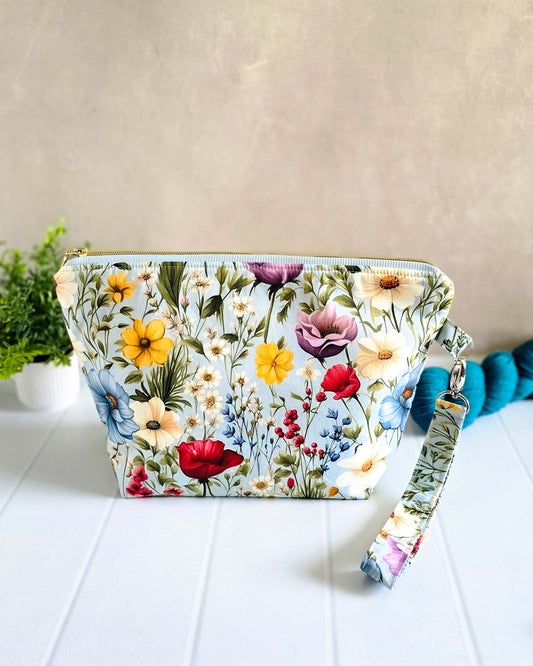 Handgenähte Projekttasche mit Blumenmuster aus Baumwolle
