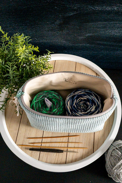 Detailaufnahme des Cordstoffs mit seiner weichen, gerippten Struktur – stilvoll und angenehm in der Haptik.