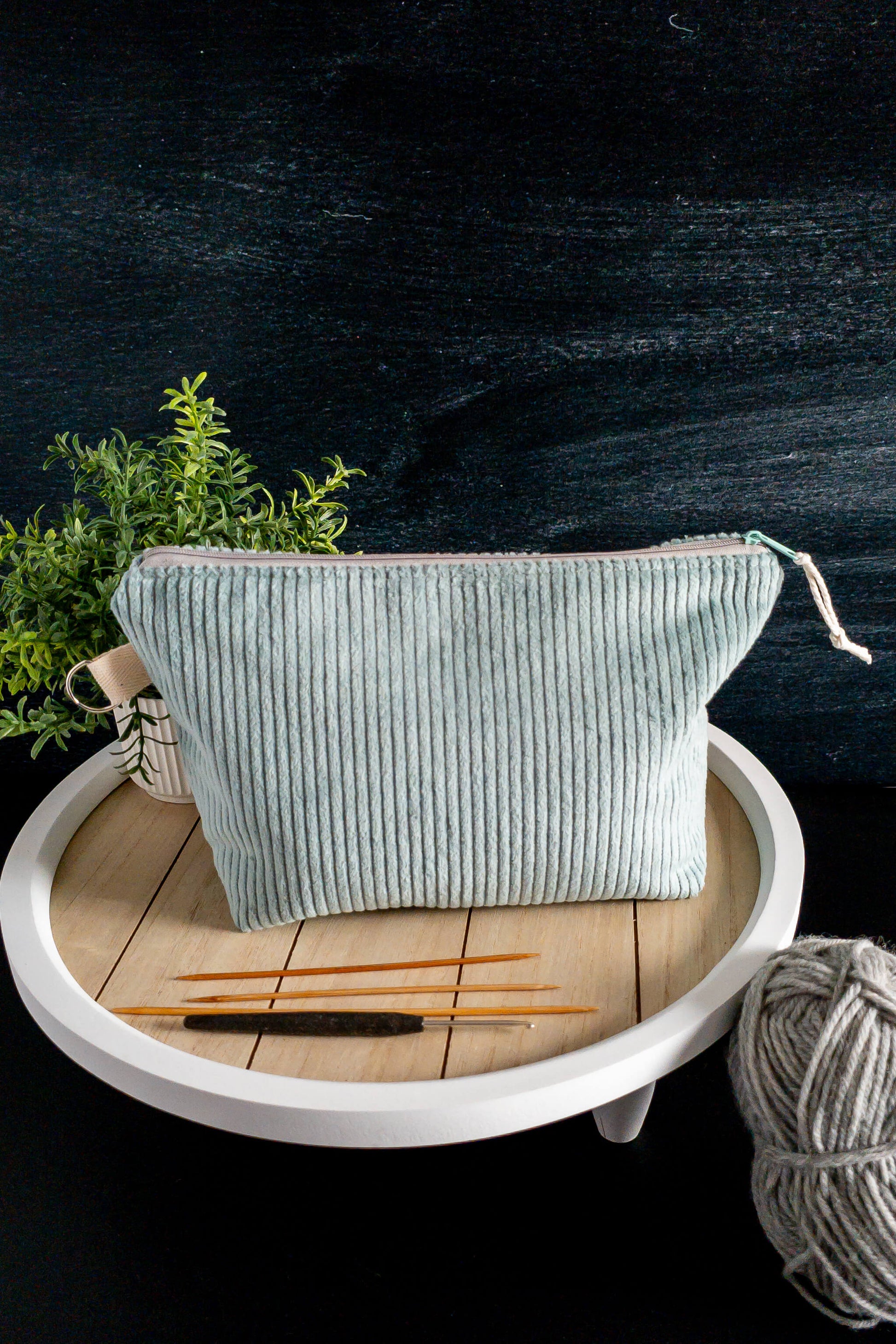Offene Projekttasche mit Wolle und Stricknadeln – alles ordentlich verstaut und sofort griffbereit.