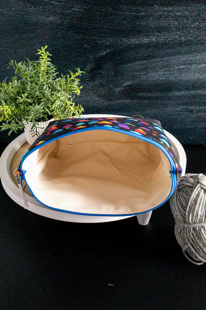 Detailansicht des hochwertigen Baumwollstoffs mit farbenfrohem Herz-Design – modern und verspielt