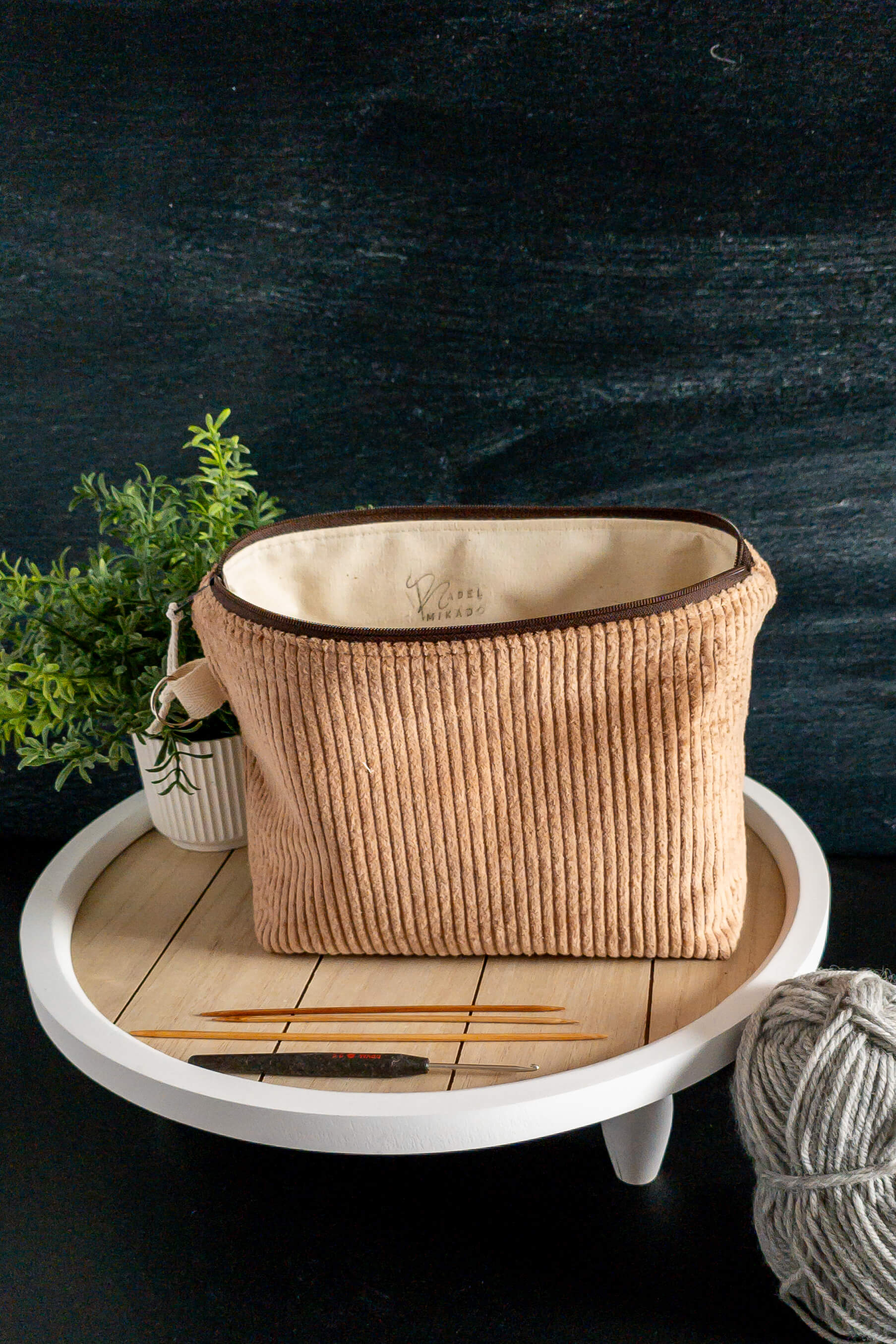Seitenansicht der Stricktasche mit stabilem Stand durch Volumenvlies – kein Umkippen, kein Chaos.