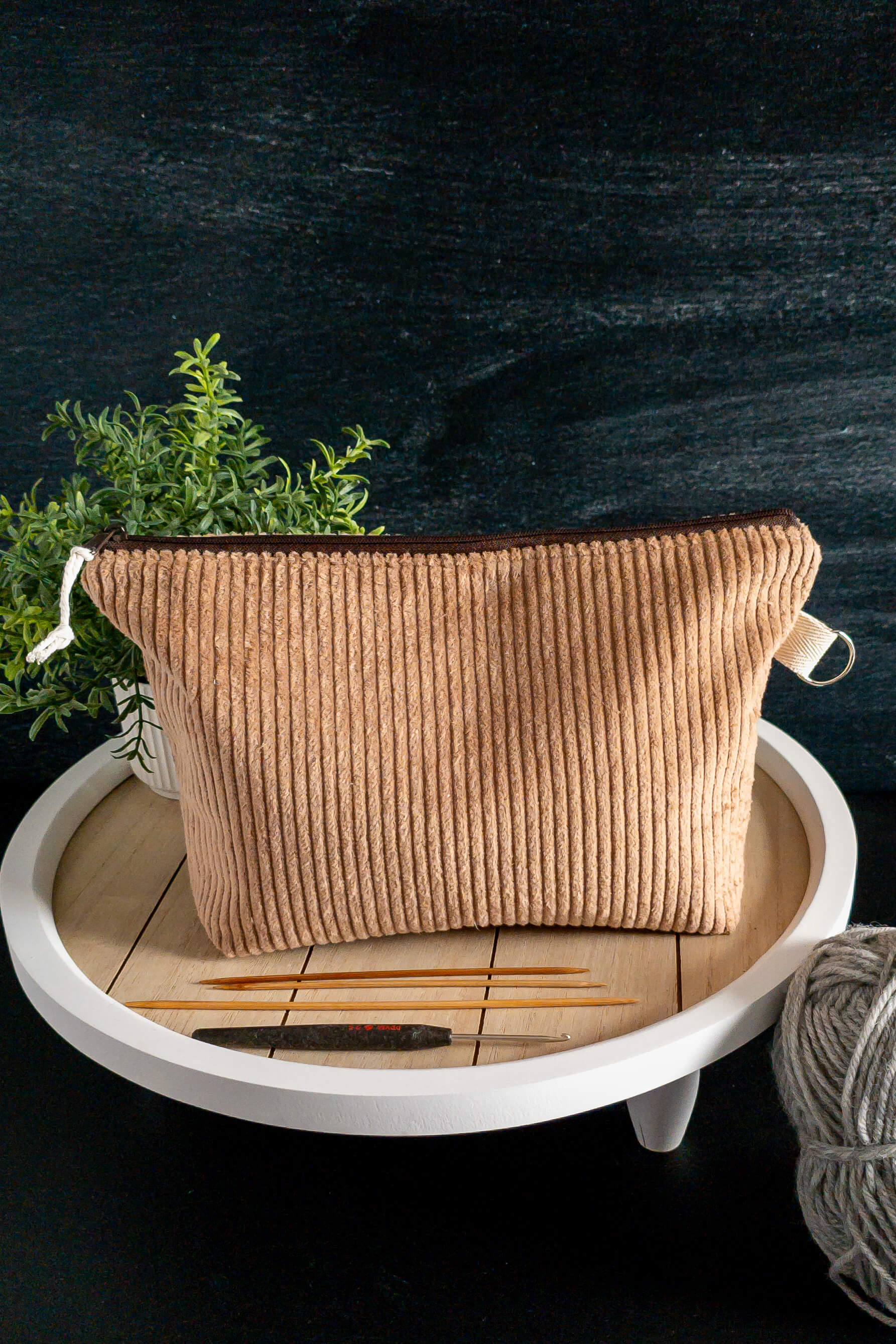 Detailaufnahme des weichen Cordstoffs mit feiner Rippenstruktur – stilvoll und angenehm in der Hand.