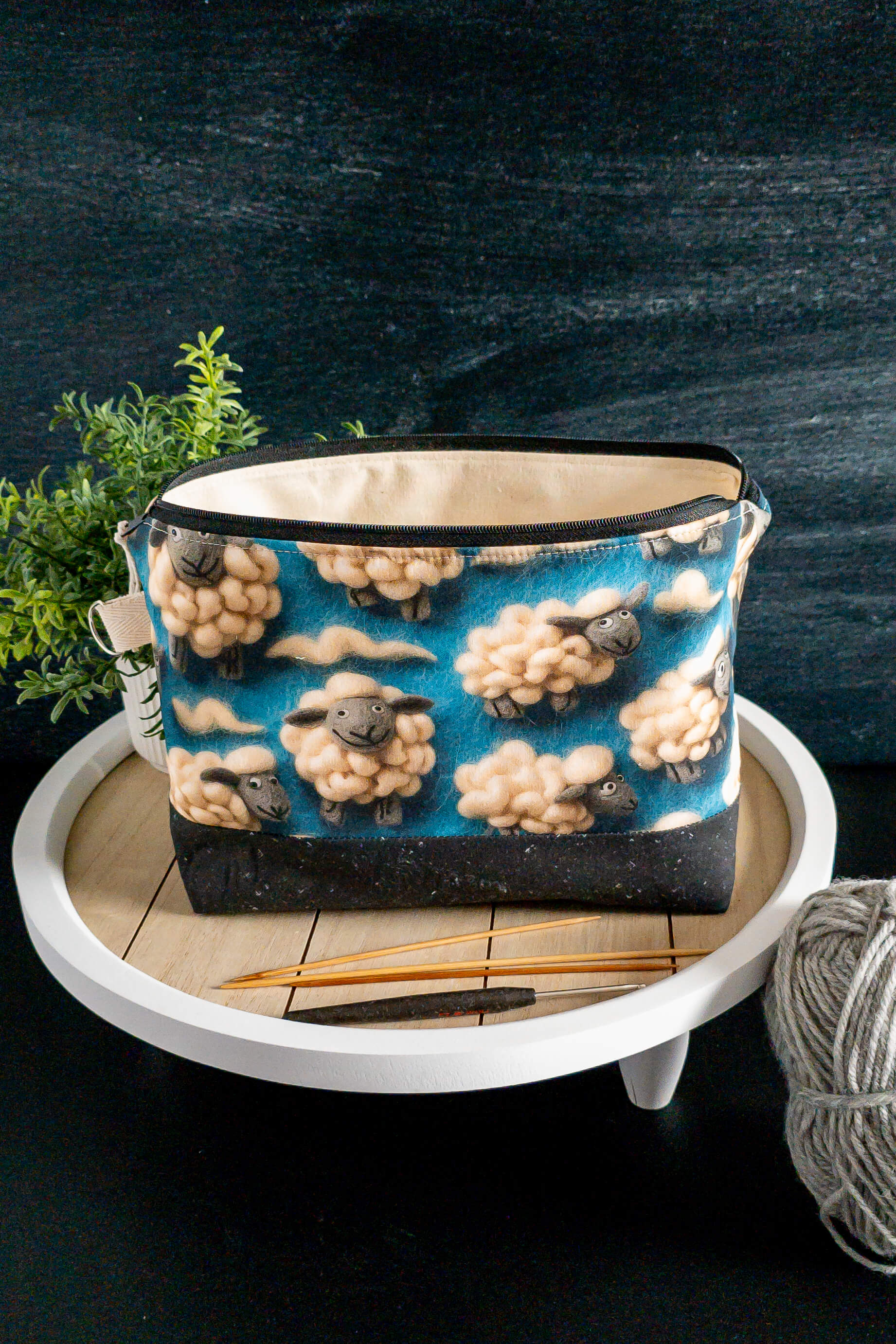 Geöffnete Stricktasche mit Wolle und Nadeln – genug Platz für dein nächstes kleines Strick- oder Häkelprojekt