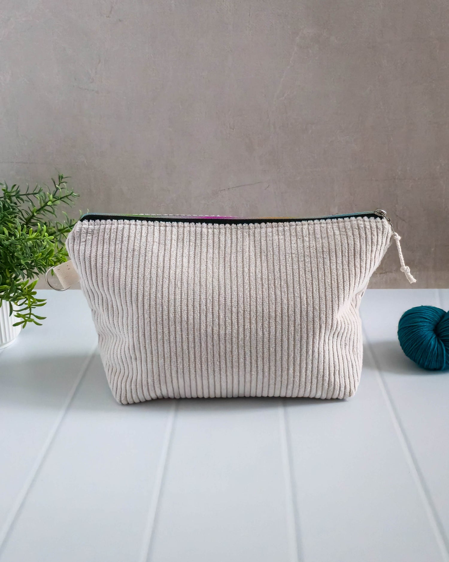 Isvind Bag - Wollflausen - handgenähte Projekttasche aus Cordstoff mit Reißverschluss