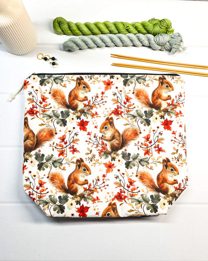 Stricktasche mit Eichhörnchen, roten Herbstblättern und feinen Zweigen auf hellem Grund, handgenäht in Bayern von NadelMikado.