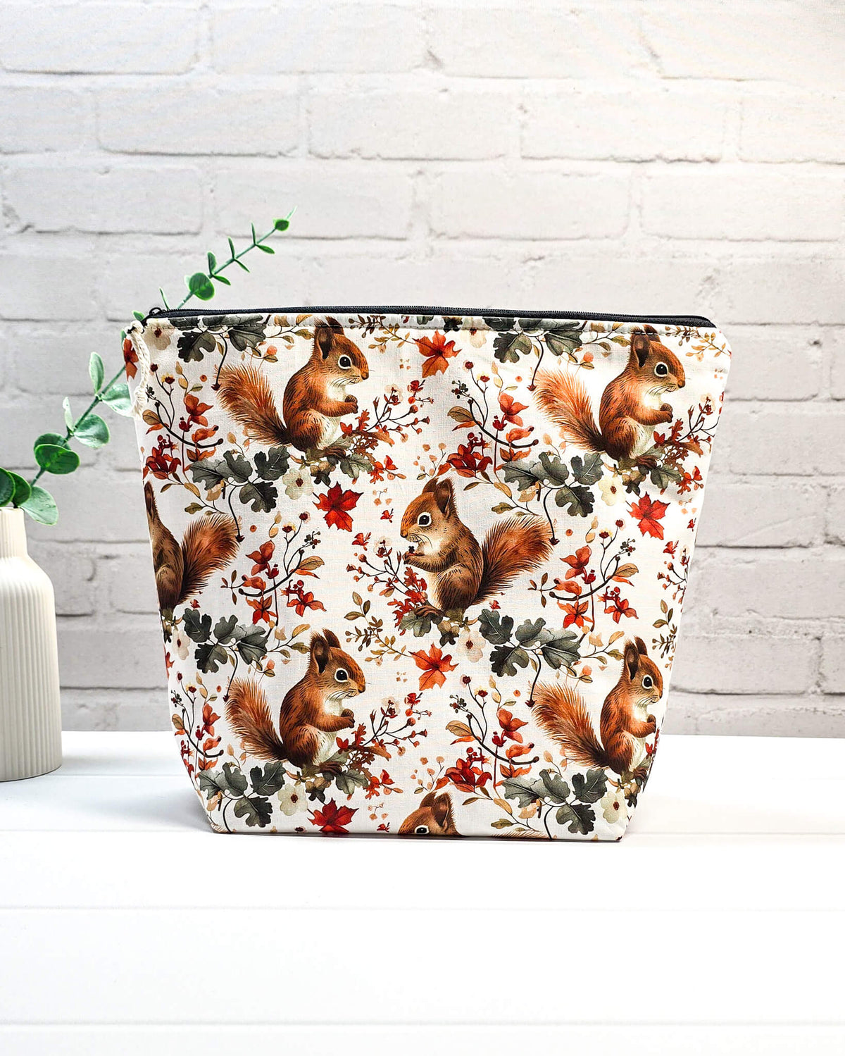 Stricktasche mit Eichhörnchen, roten Herbstblättern und feinen Zweigen auf hellem Grund, handgenäht in Bayern von NadelMikado.