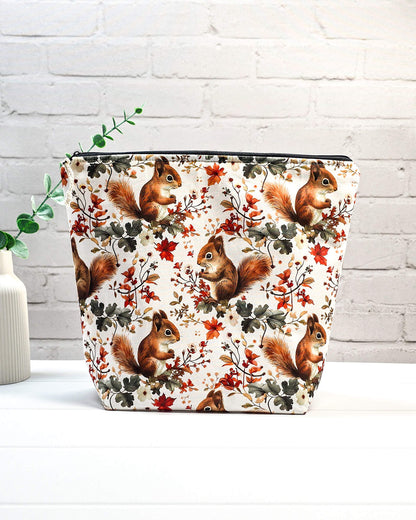 Stricktasche mit Eichhörnchen, roten Herbstblättern und feinen Zweigen auf hellem Grund, handgenäht in Bayern von NadelMikado.
