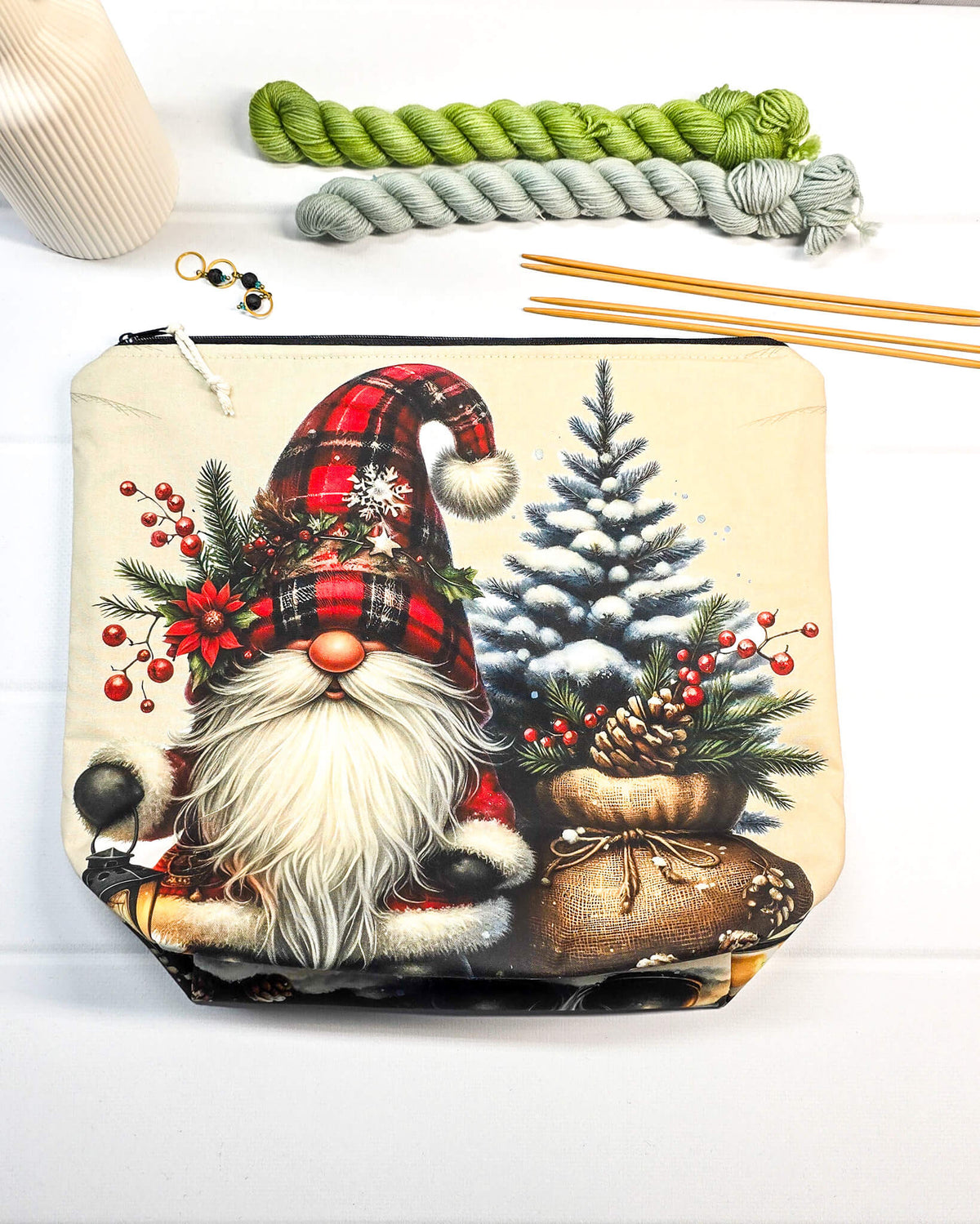 Stricktasche mit Weihnachtswichtel, kariertem Hut und verschneitem Tannenbaum auf hellem Grund, handgenäht in Bayern von NadelMikado.