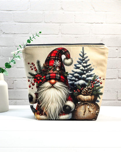 Stricktasche mit Weihnachtswichtel, kariertem Hut und verschneitem Tannenbaum auf hellem Grund, handgenäht in Bayern von NadelMikado.