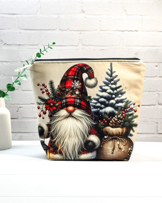 Stricktasche mit Weihnachtswichtel, kariertem Hut und verschneitem Tannenbaum auf hellem Grund, handgenäht in Bayern von NadelMikado.