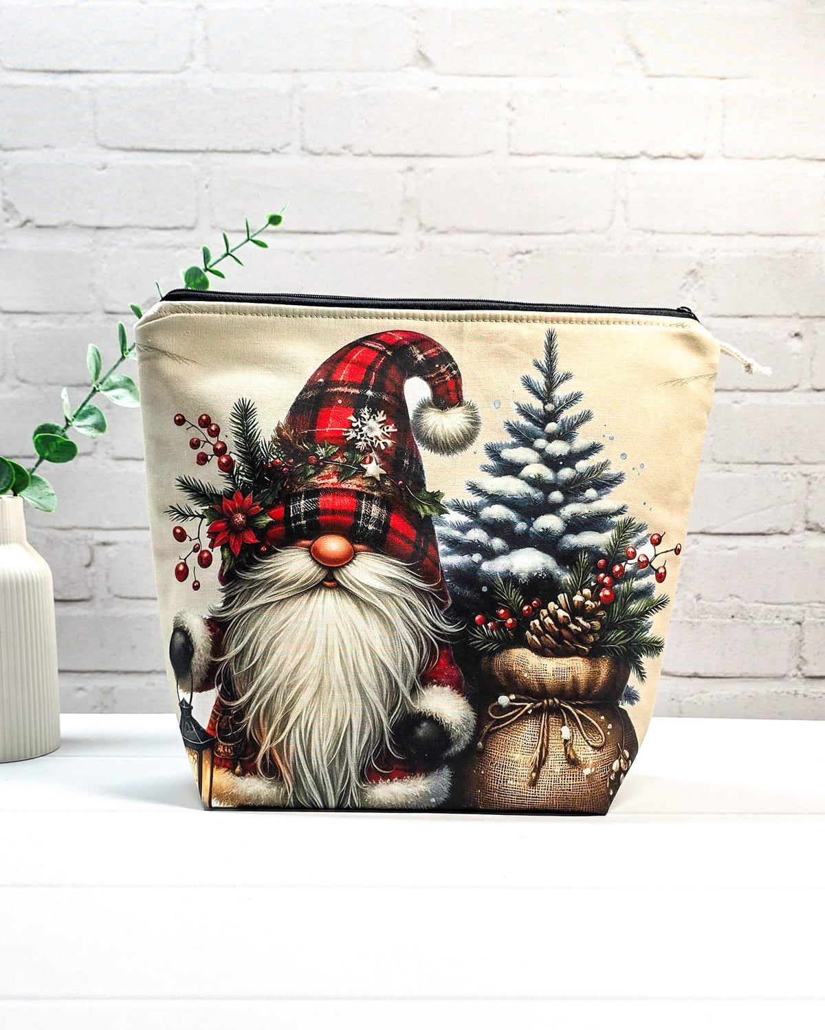 Stricktasche mit Weihnachtswichtel, kariertem Hut und verschneitem Tannenbaum auf hellem Grund, handgenäht in Bayern von NadelMikado.
