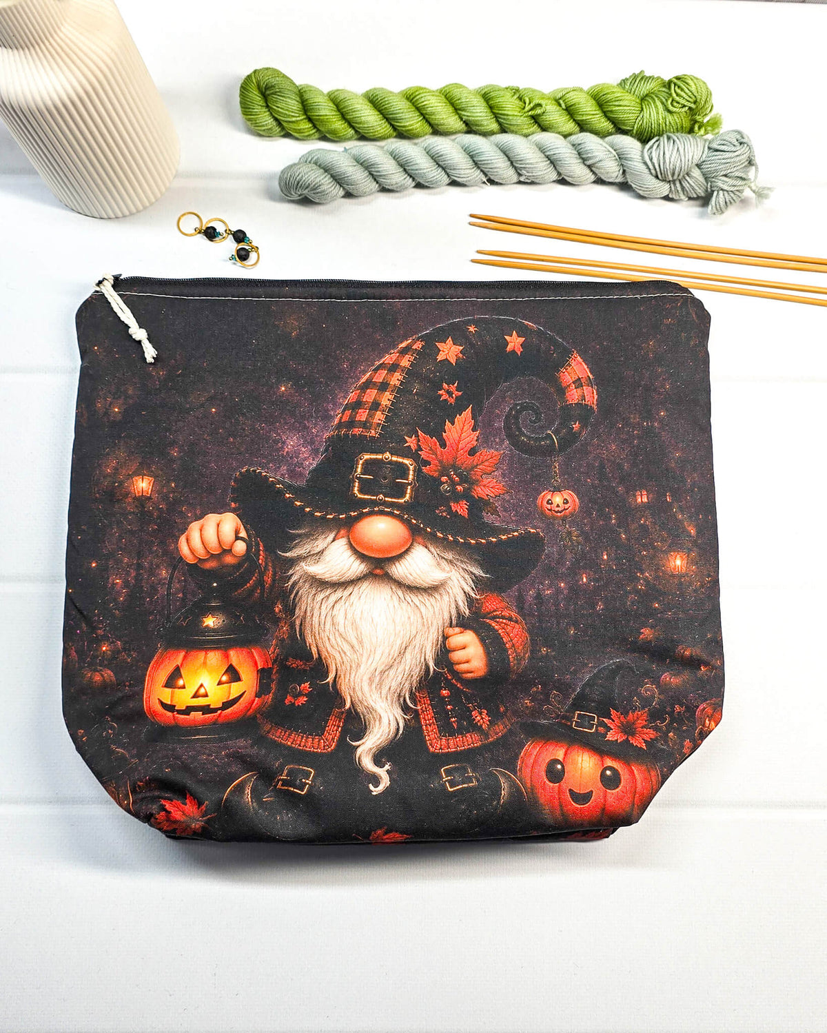Halloween-Stricktasche mit Wichtel, Kürbislaterne und kleinen Kürbissen auf dunklem Grund, handgenäht in Bayern von NadelMikado.