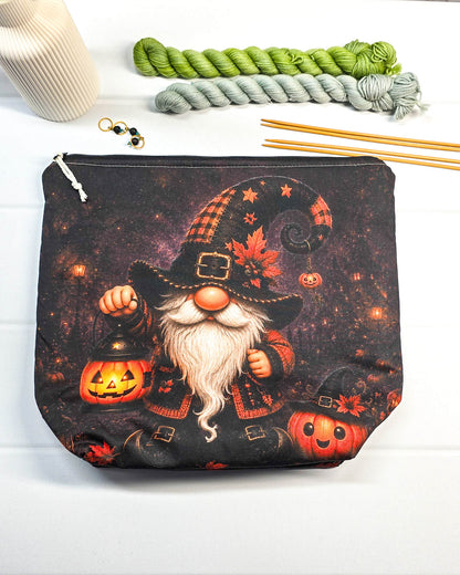 Halloween-Stricktasche mit Wichtel, Kürbislaterne und kleinen Kürbissen auf dunklem Grund, handgenäht in Bayern von NadelMikado.