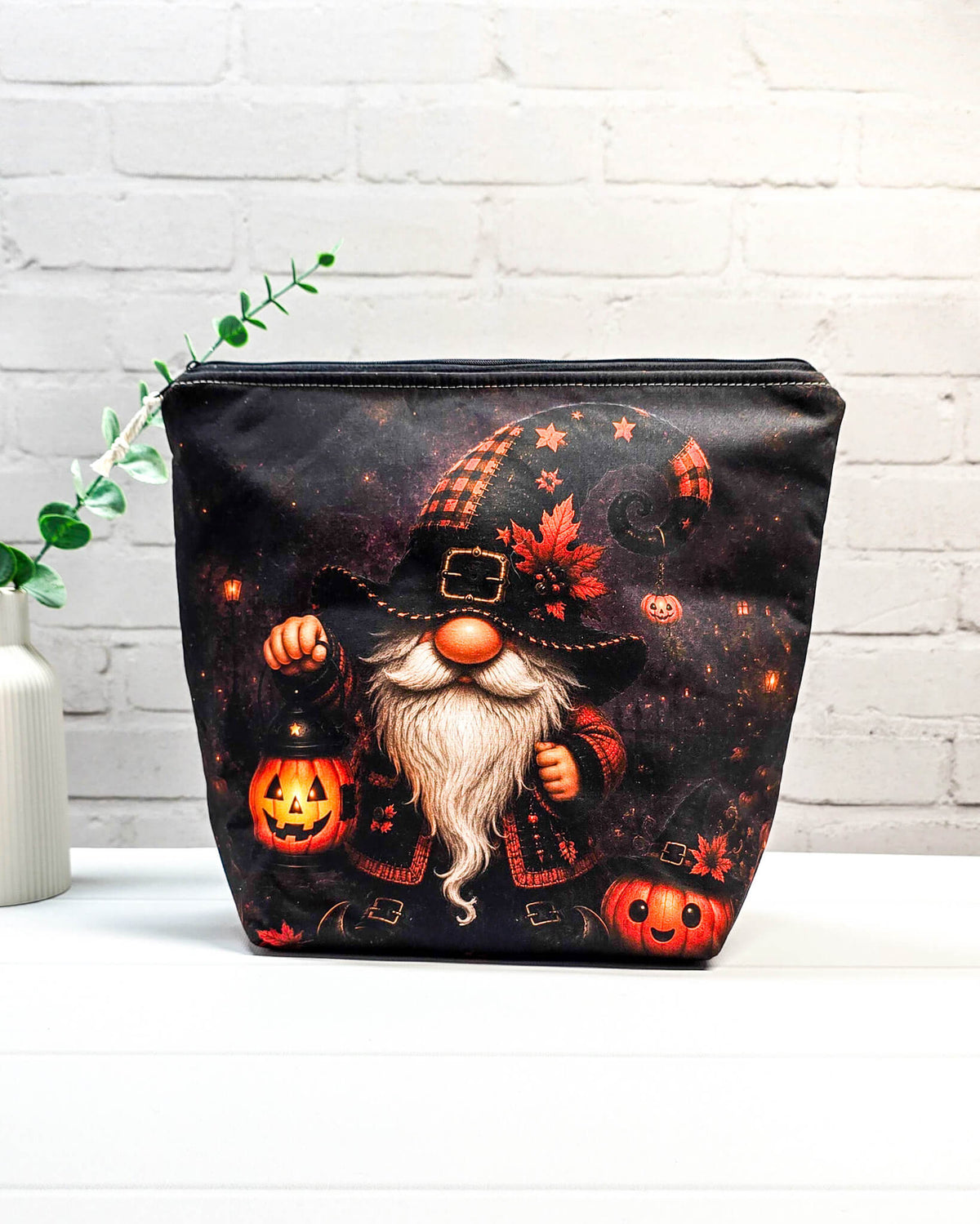 Halloween-Stricktasche mit Wichtel, Kürbislaterne und kleinen Kürbissen auf dunklem Grund, handgenäht in Bayern von NadelMikado.