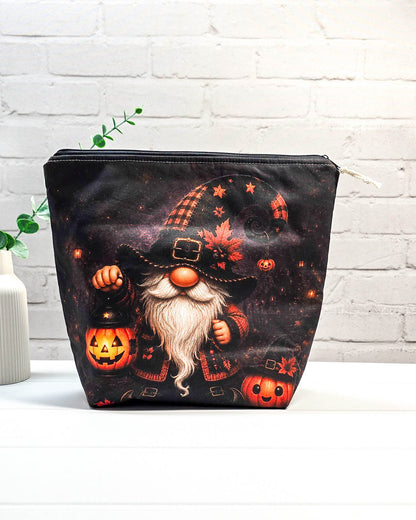 Halloween-Stricktasche mit Wichtel, Kürbislaterne und kleinen Kürbissen auf dunklem Grund, handgenäht in Bayern von NadelMikado.