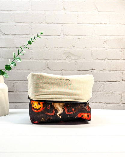 Halloween-Stricktasche mit Wichtel, Kürbislaterne und kleinen Kürbissen auf dunklem Grund, handgenäht in Bayern von NadelMikado.