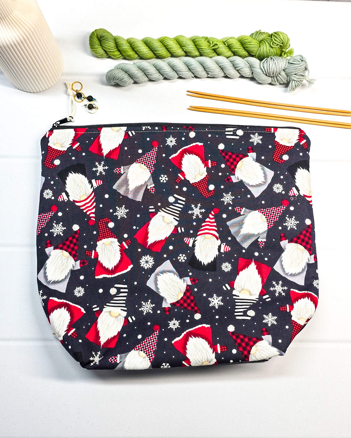 Stricktasche mit roten und grauen Weihnachtswichteln sowie weißen Schneeflocken auf dunklem Grund, handgenäht in Bayern von NadelMikado.