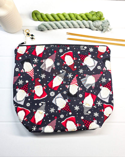 Stricktasche mit roten und grauen Weihnachtswichteln sowie weißen Schneeflocken auf dunklem Grund, handgenäht in Bayern von NadelMikado.
