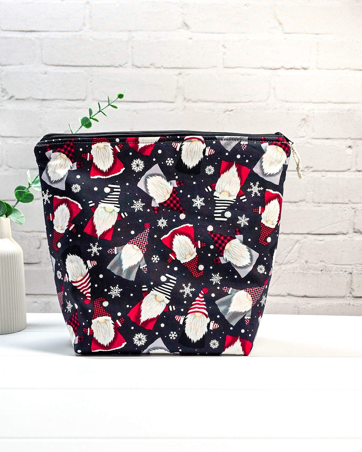 Stricktasche mit roten und grauen Weihnachtswichteln sowie weißen Schneeflocken auf dunklem Grund, handgenäht in Bayern von NadelMikado.