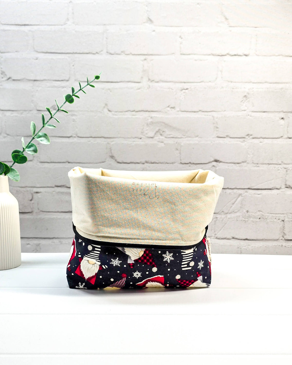 Stricktasche mit roten und grauen Weihnachtswichteln sowie weißen Schneeflocken auf dunklem Grund, handgenäht in Bayern von NadelMikado.