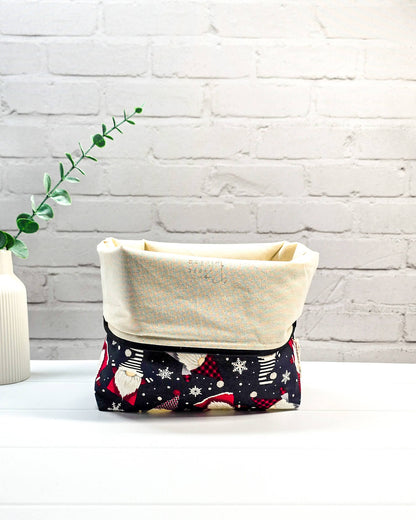 Stricktasche mit roten und grauen Weihnachtswichteln sowie weißen Schneeflocken auf dunklem Grund, handgenäht in Bayern von NadelMikado.
