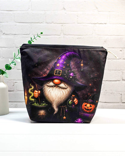 Projekttasche mit Halloween-Wichtel, lila Hexenhut, Zauberkessel und Kürbis auf dunklem Grund, handgenäht in Bayern von NadelMikado.