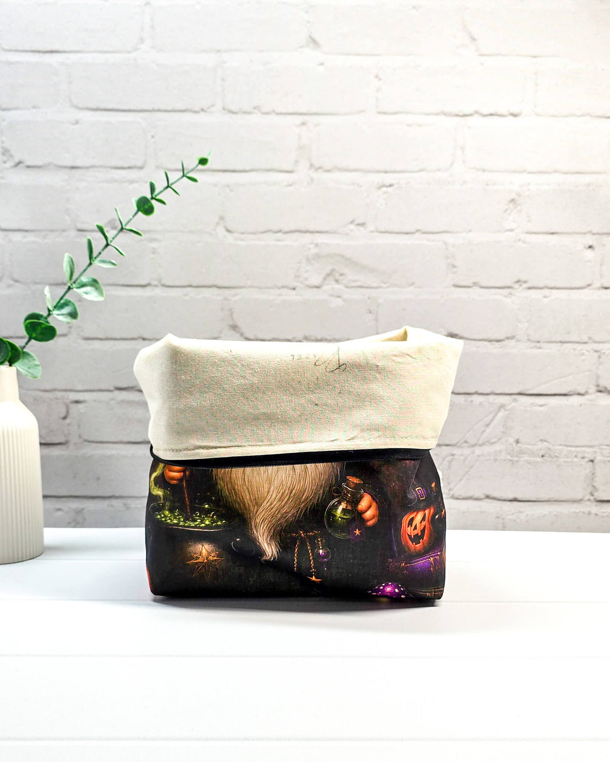 Projekttasche mit Halloween-Wichtel, lila Hexenhut, Zauberkessel und Kürbis auf dunklem Grund, handgenäht in Bayern von NadelMikado.