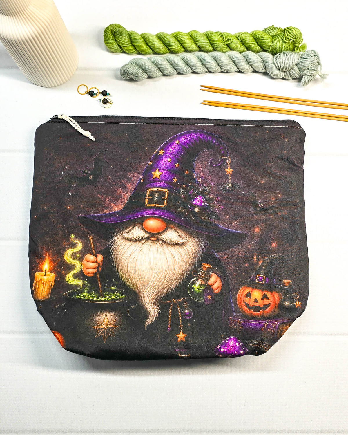 Projekttasche mit Halloween-Wichtel, lila Hexenhut, Zauberkessel und Kürbis auf dunklem Grund, handgenäht in Bayern von NadelMikado.