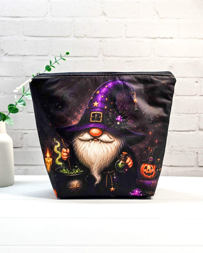 Projekttasche mit Halloween-Wichtel, lila Hexenhut, Zauberkessel und Kürbis auf dunklem Grund, handgenäht in Bayern von NadelMikado.