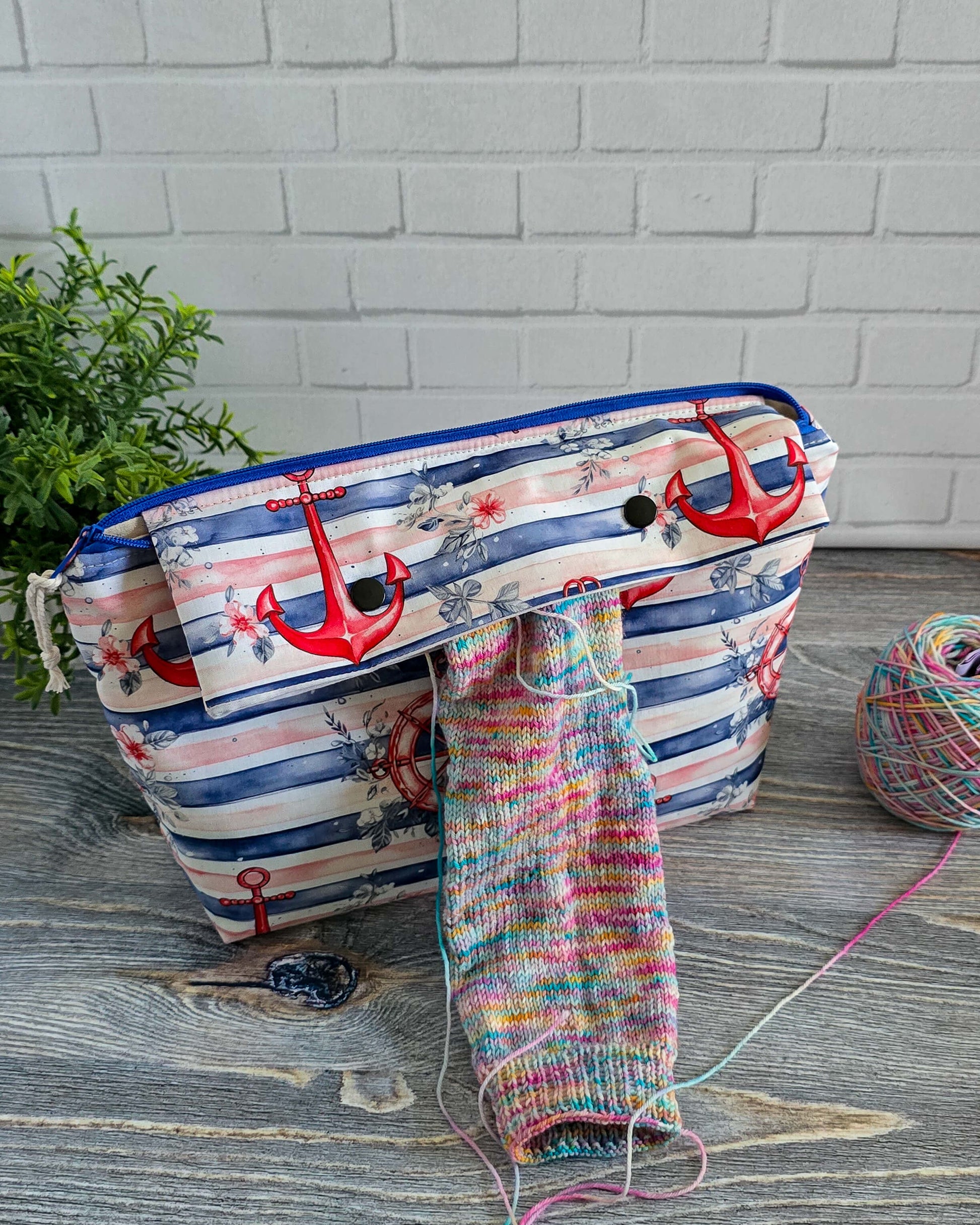 Maritime Projekttasche Knit n Keep Ankerzeit mit roten Ankern und Streifenmuster