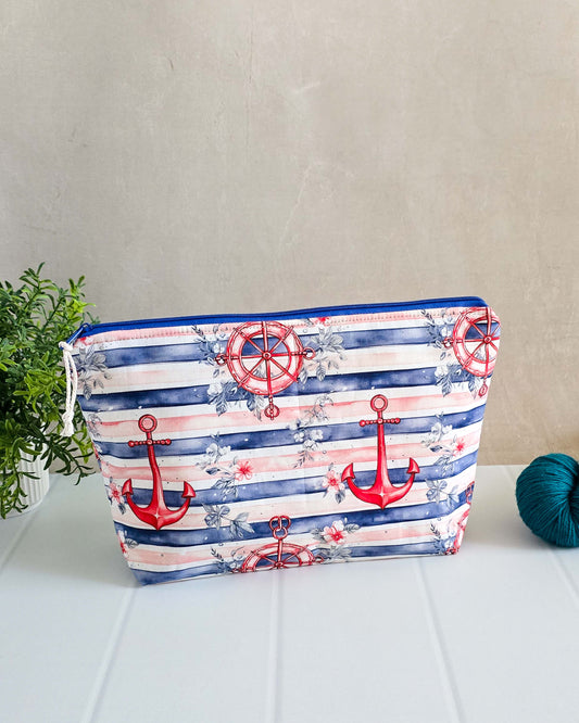 Maritime Projekttasche Knit n Keep Ankerzeit mit roten Ankern und Streifenmuster