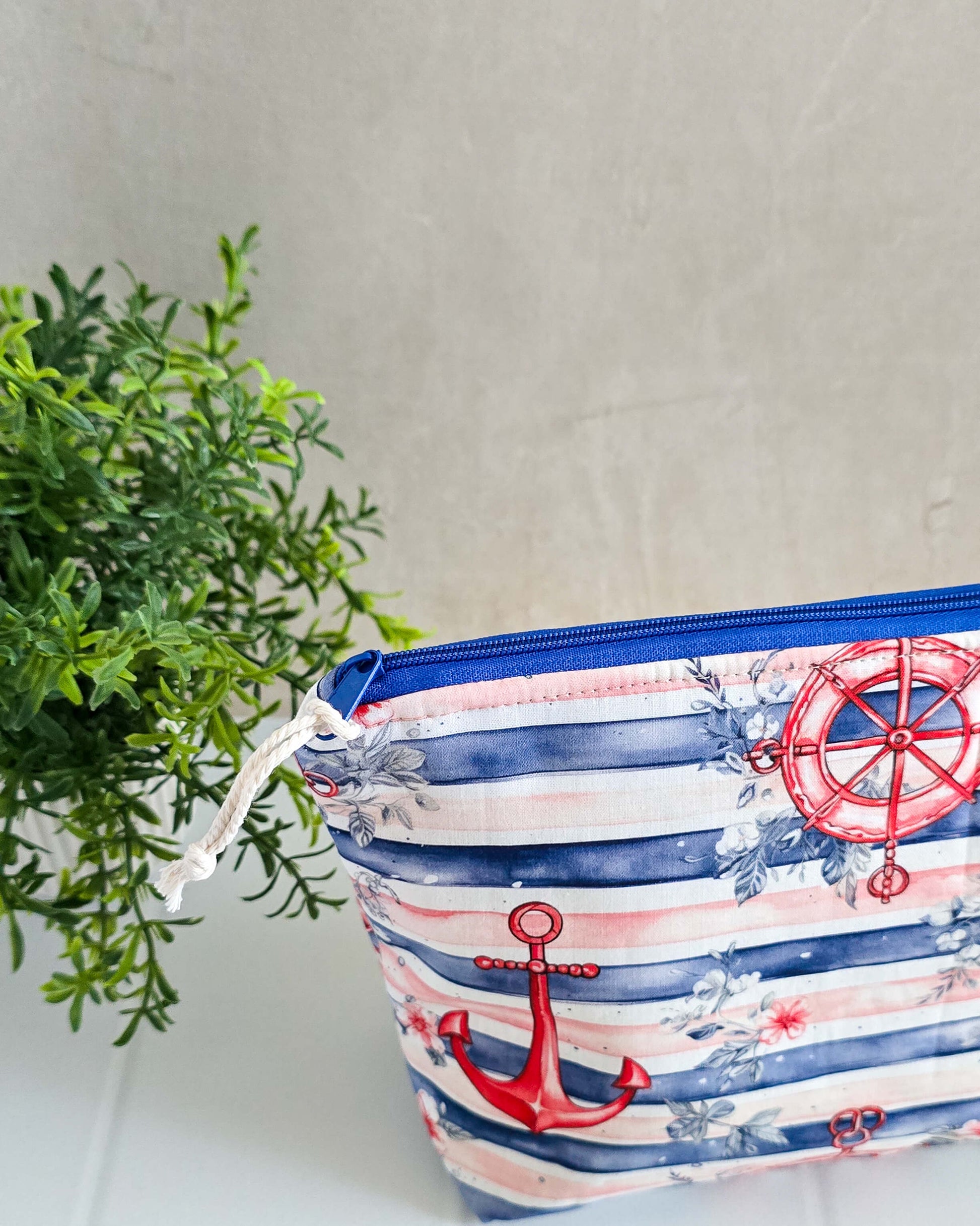Maritime Projekttasche Knit n Keep Ankerzeit mit roten Ankern und Streifenmuster
