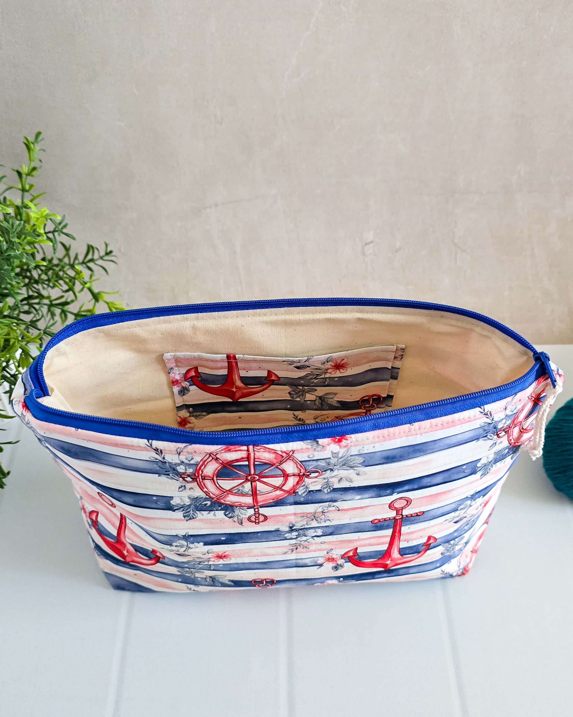 Maritime Projekttasche Knit n Keep Ankerzeit mit roten Ankern und Streifenmuster