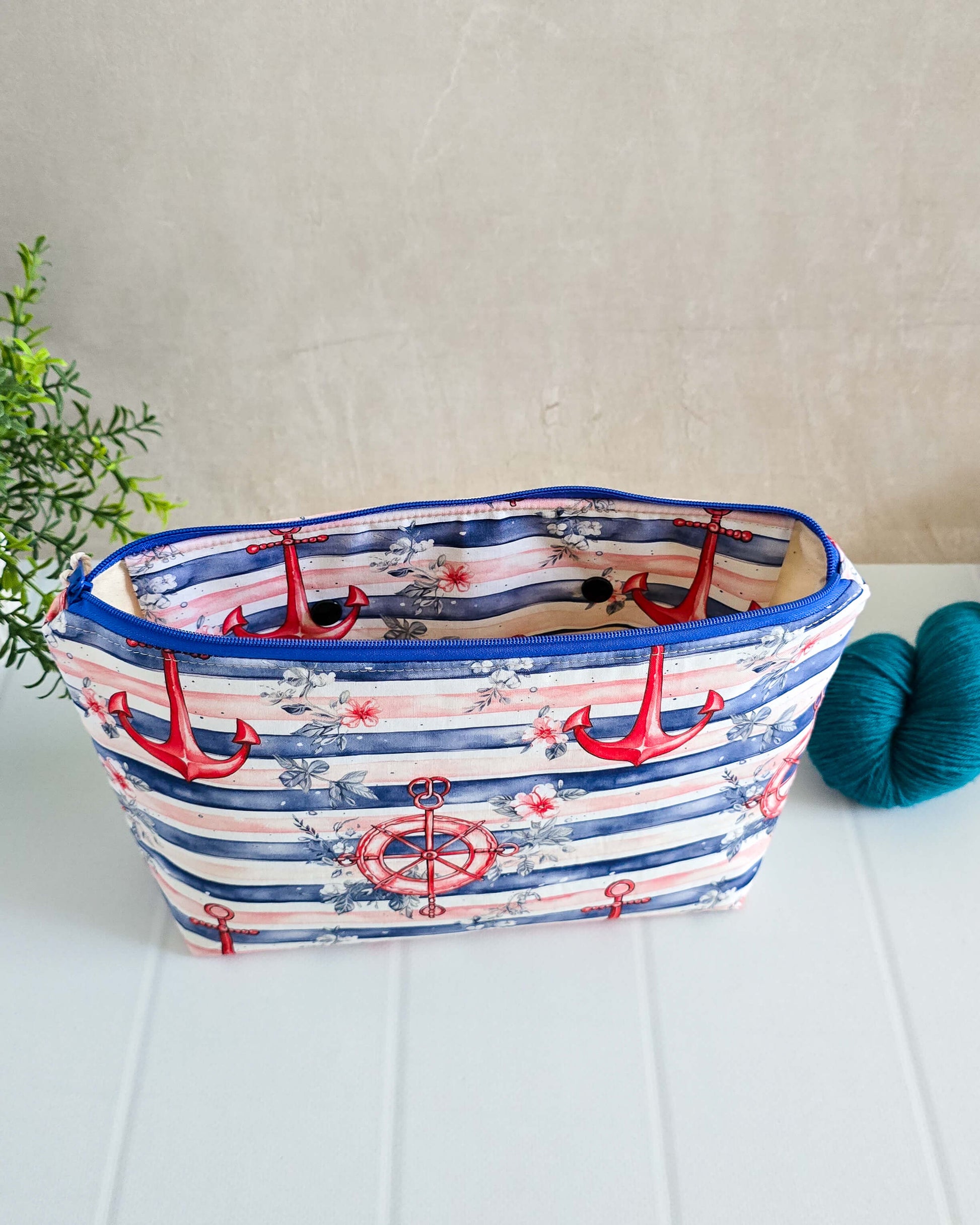 Maritime Projekttasche Knit n Keep Ankerzeit mit roten Ankern und Streifenmuster