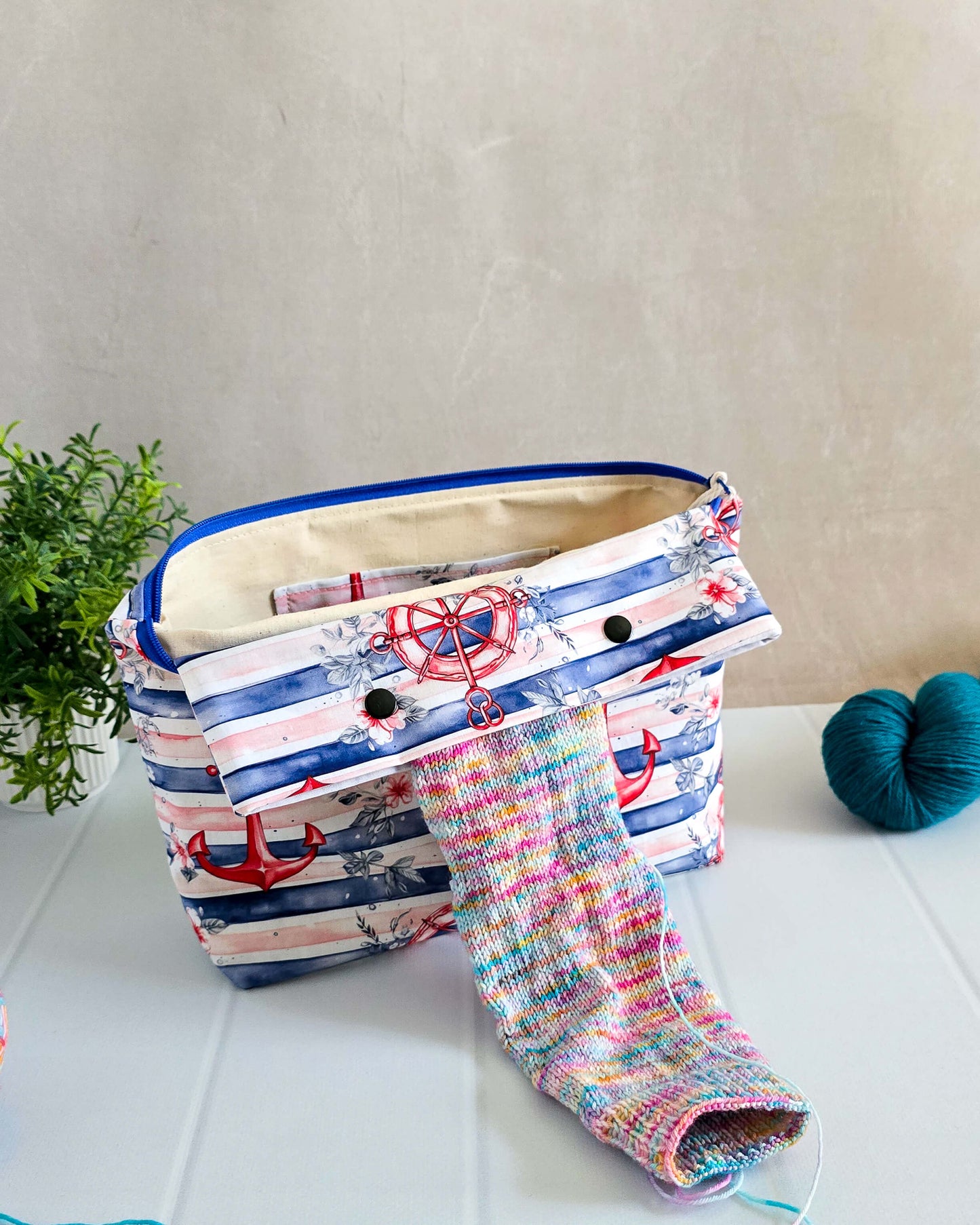 Maritime Projekttasche Knit n Keep Ankerzeit mit roten Ankern und Streifenmuster