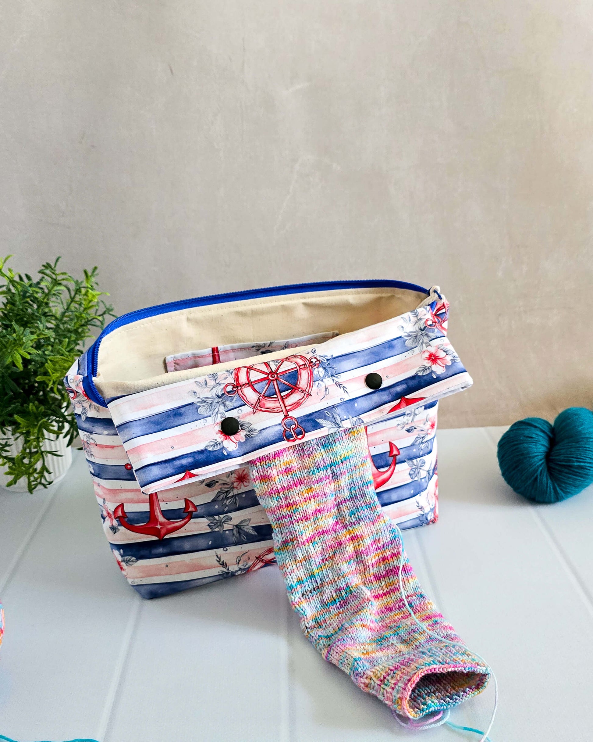 Maritime Projekttasche Knit n Keep Ankerzeit mit roten Ankern und Streifenmuster