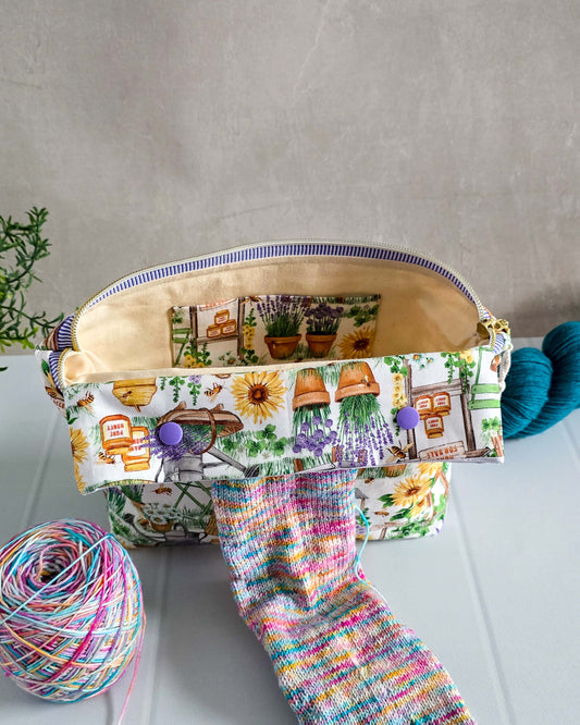 Handgenähte Projekttasche mit Lavendel- und Bienenmotiv