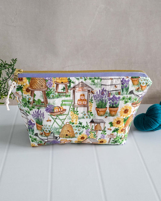 Handgenähte Projekttasche mit Lavendel- und Bienenmotiv