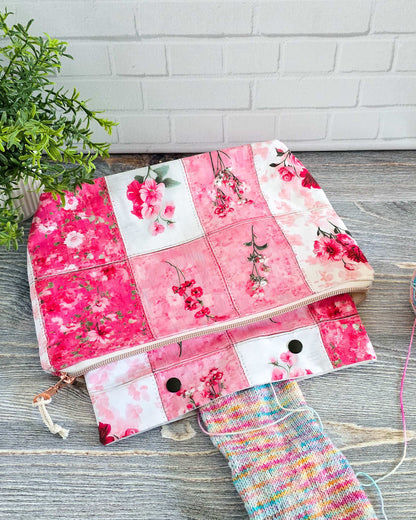 Handgenähte Projekttasche Blossom Harmony mit floralem Patchworkmuster