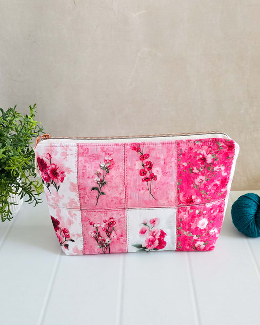 Handgenähte Projekttasche Blossom Harmony mit floralem Patchworkmuster