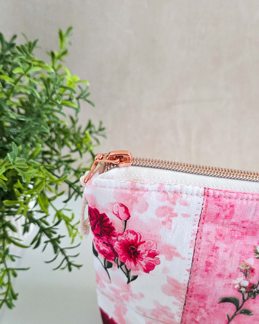 Handgenähte Projekttasche Blossom Harmony mit floralem Patchworkmuster