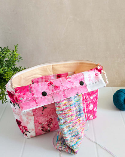 Handgenähte Projekttasche Blossom Harmony mit floralem Patchworkmuster