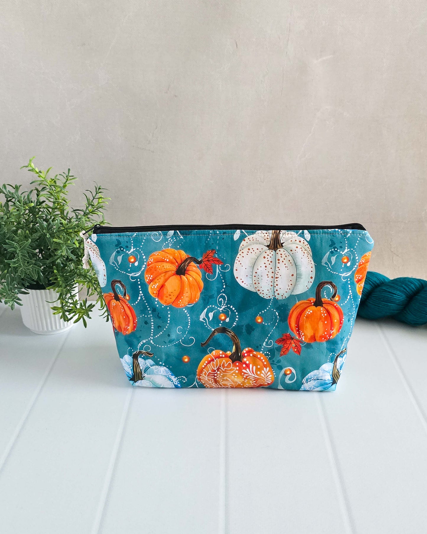 Projekttasche Blue Pumpkin – Kürbisse & Ornamente auf Petrolblau