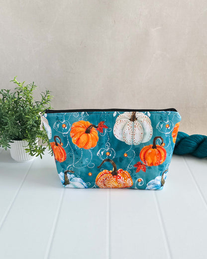 Projekttasche Blue Pumpkin – Kürbisse & Ornamente auf Petrolblau
