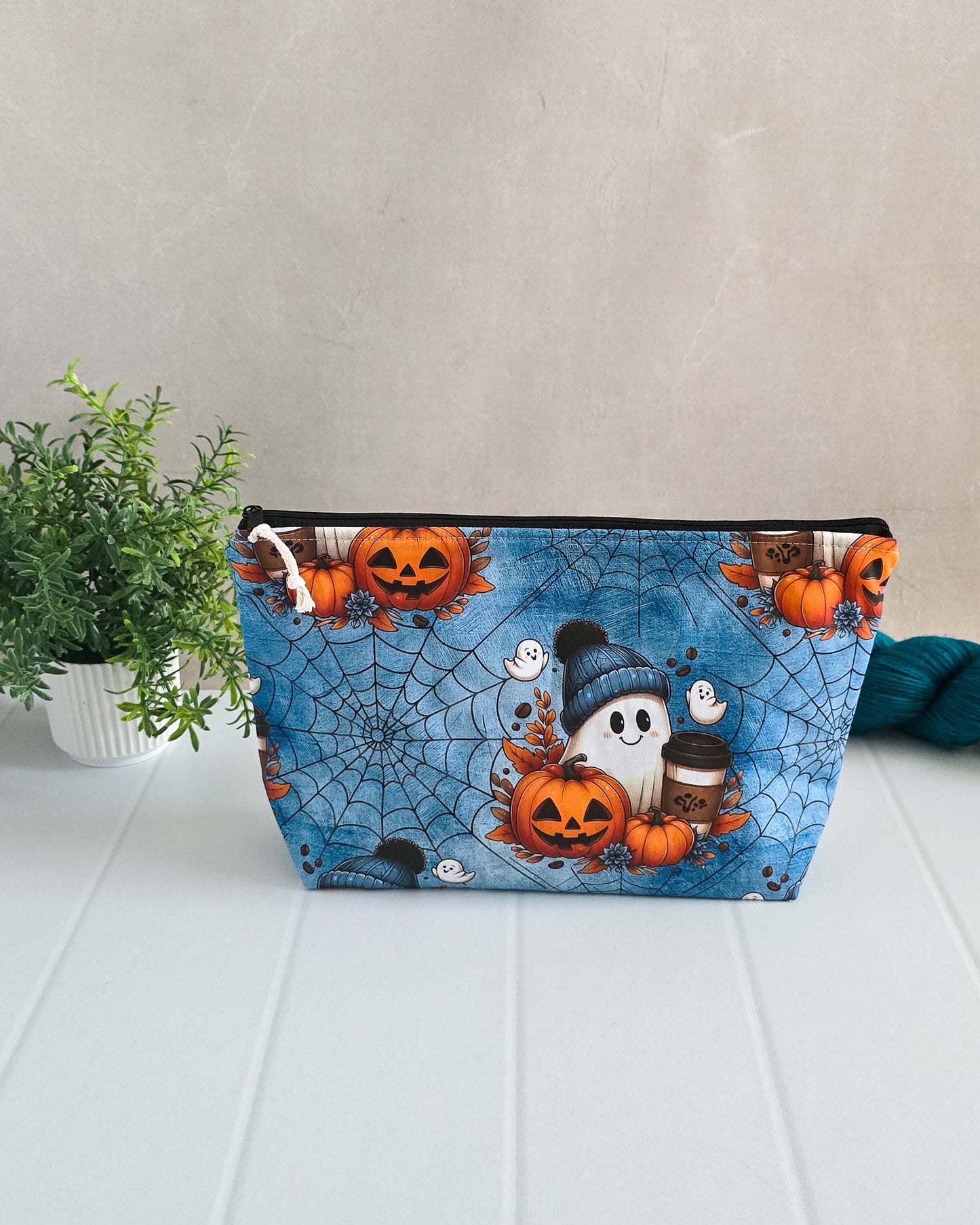 Projekttasche Cozy Ghost – Geist mit Mütze, Kürbissen & Coffee-to-go