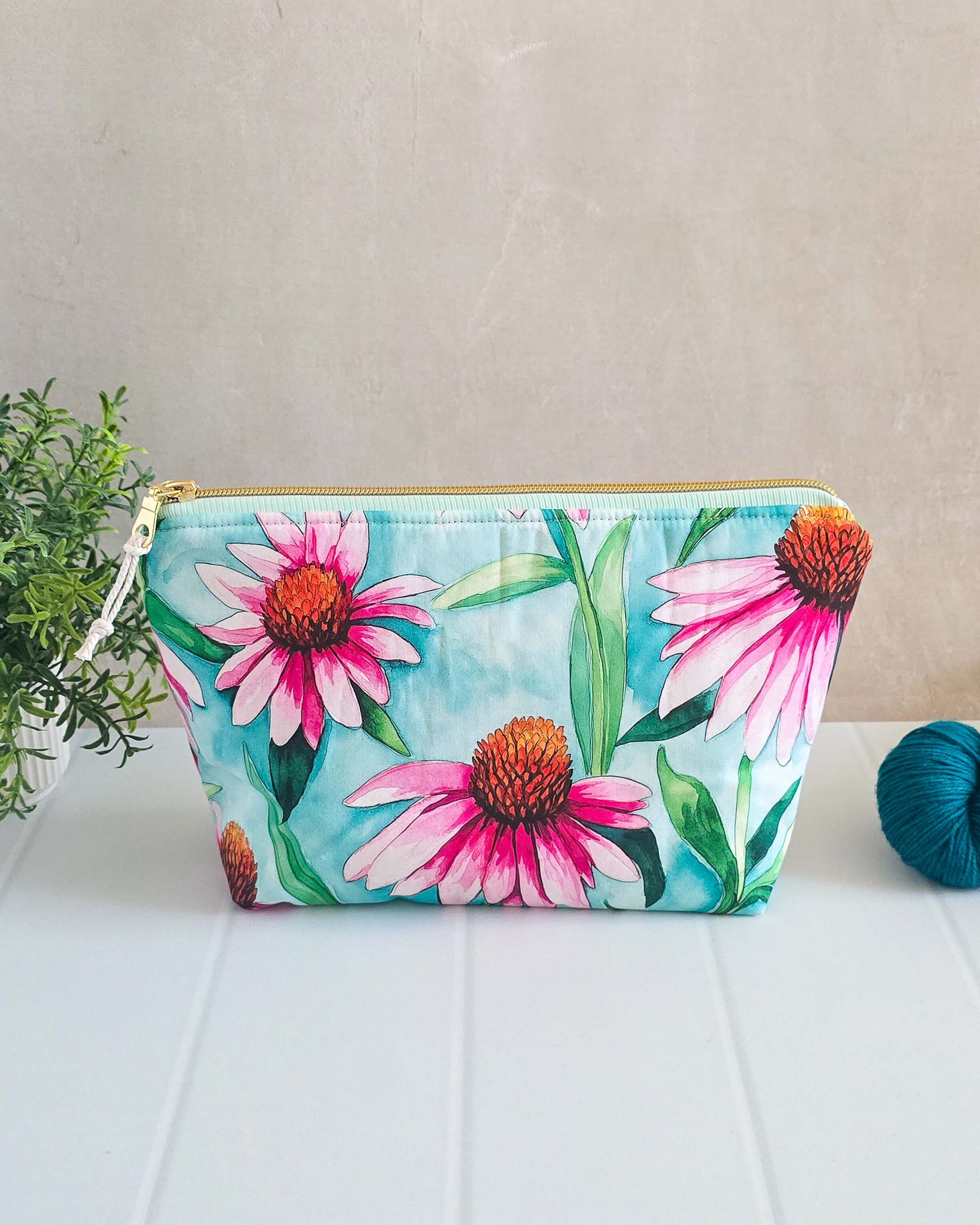 Handgenähte Projekttasche Knit n Keep „Echinacea Sky“ mit Blumenmuster