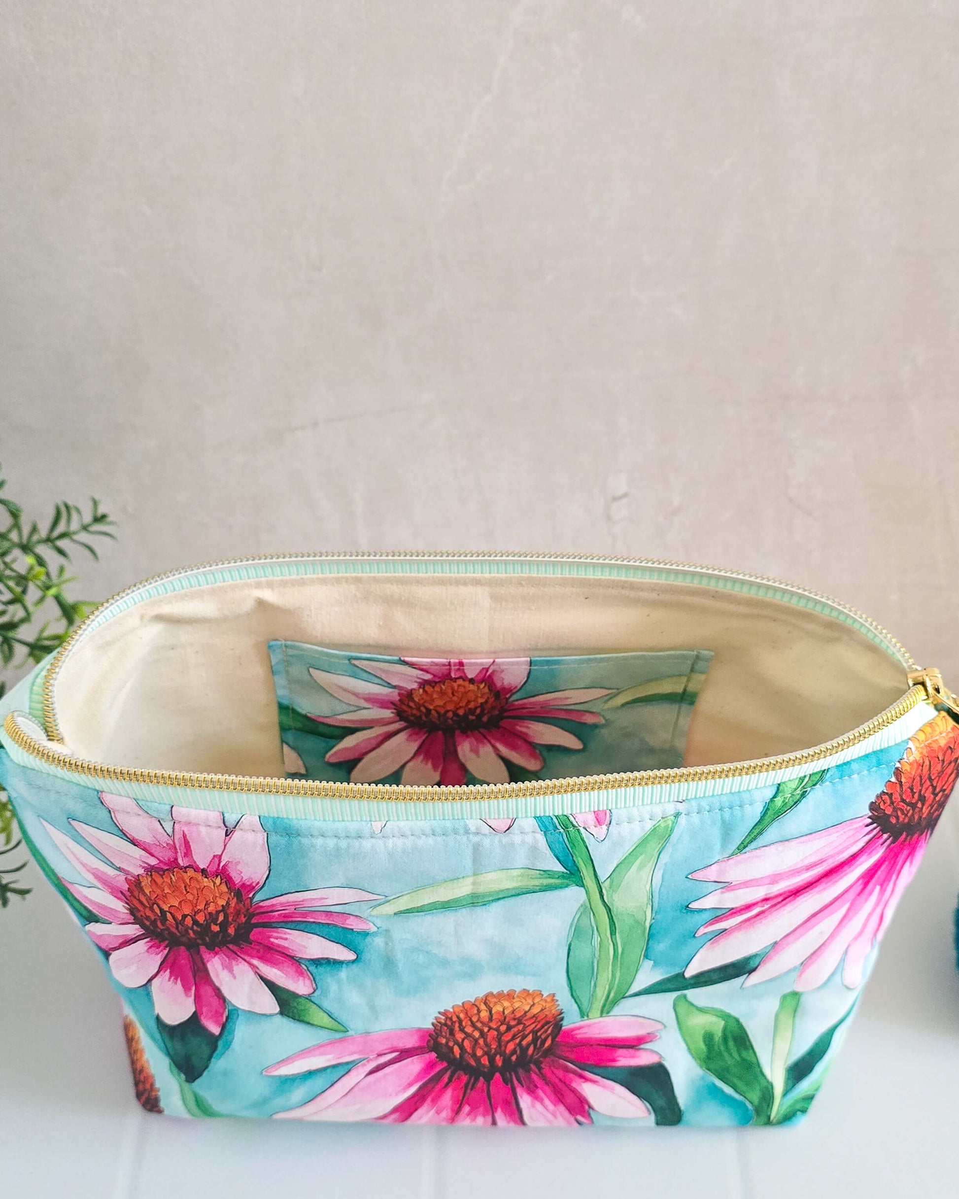 Handgenähte Projekttasche Knit n Keep „Echinacea Sky“ mit Blumenmuster