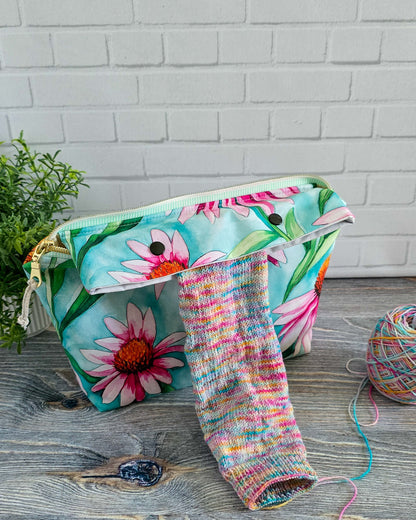 Handgenähte Projekttasche Knit n Keep „Echinacea Sky“ mit Blumenmuster